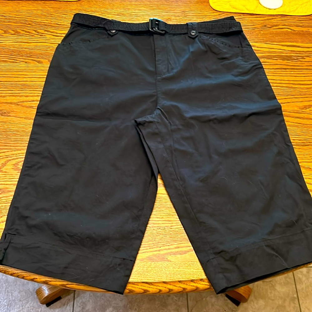 Black Capri pants. Size 14 Average